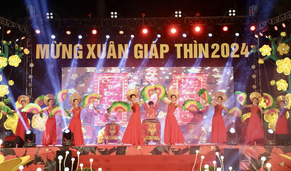 Tiết mục ca múa nghệ thuật “Đón Xuân” khai mạc Hội Hoa Xuân.(Ảnh: Hồng Giang/TTXVN)