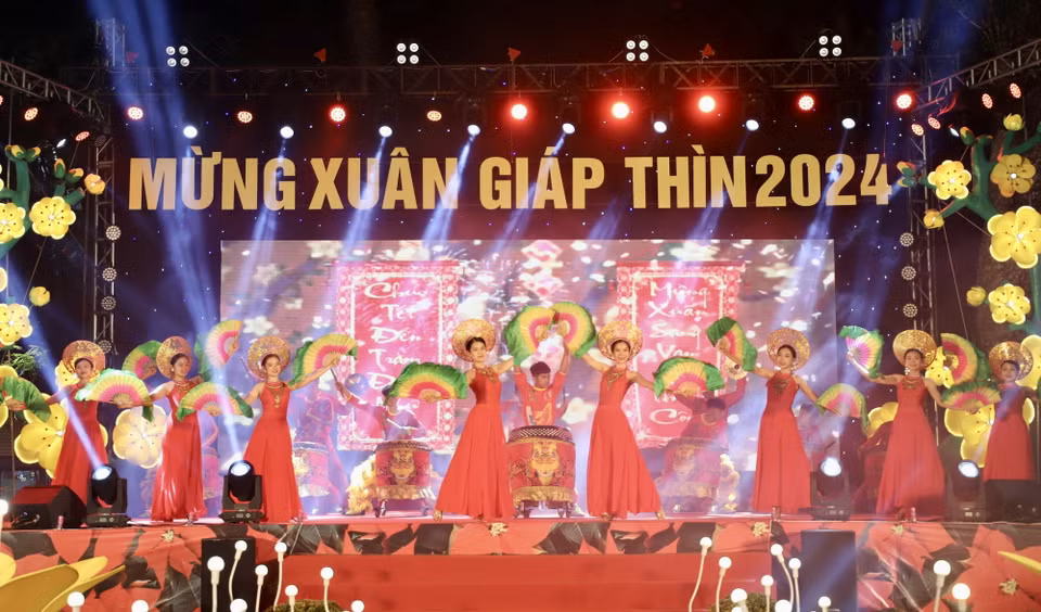 Tiết mục ca múa nghệ thuật “Đón Xuân” khai mạc Hội Hoa Xuân.(Ảnh: Hồng Giang/TTXVN)