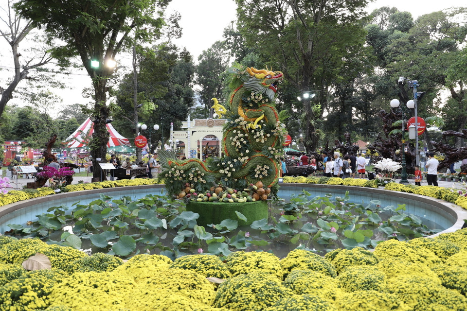 Mô hình mâm ngũ quả linh vật rồng tại Hội Hoa Xuân tượng trưng cho mùa màng bội thu, sung túc. (Ảnh: Hồng Giang/TTXVN)