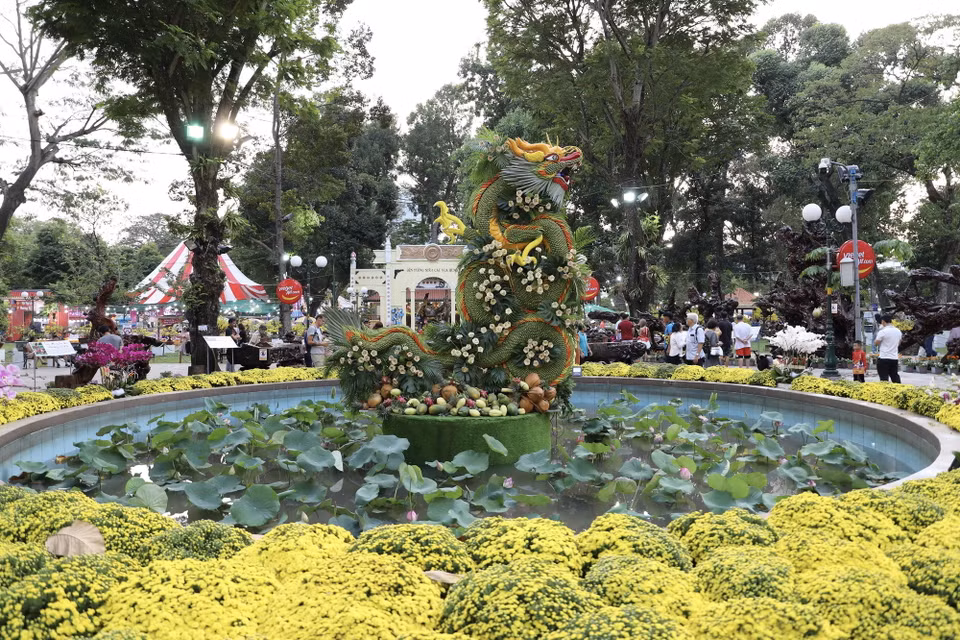 Mô hình mâm ngũ quả linh vật rồng tại Hội Hoa Xuân tượng trưng cho mùa màng bội thu, sung túc. (Ảnh: Hồng Giang/TTXVN)