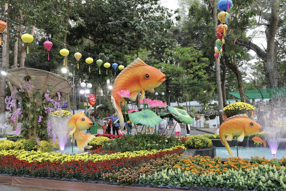 Tiểu cảnh “Cá chép hoá rồng” tại khu vực trục hồ dài của Hội Hoa Xuân. (Ảnh: Hồng Giang/TTXVN)