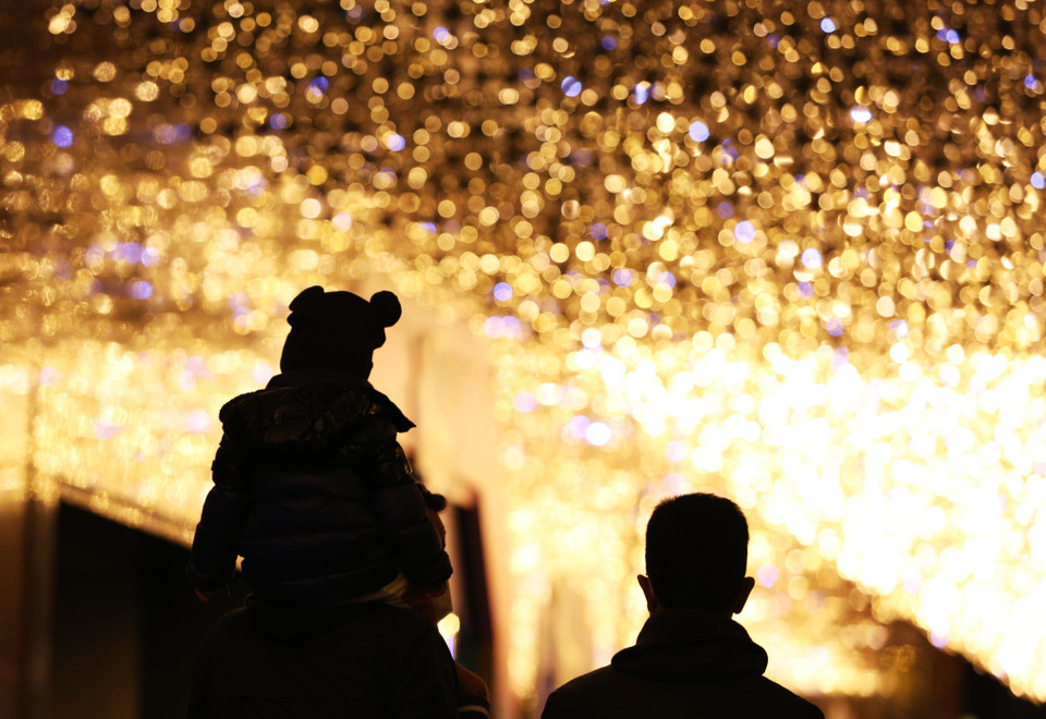 Đường phố tại Paris, Pháp, được trang hoàng rực rỡ đón Giáng sinh, ngày 22/11/2020. (Ảnh: THX/TTXVN)