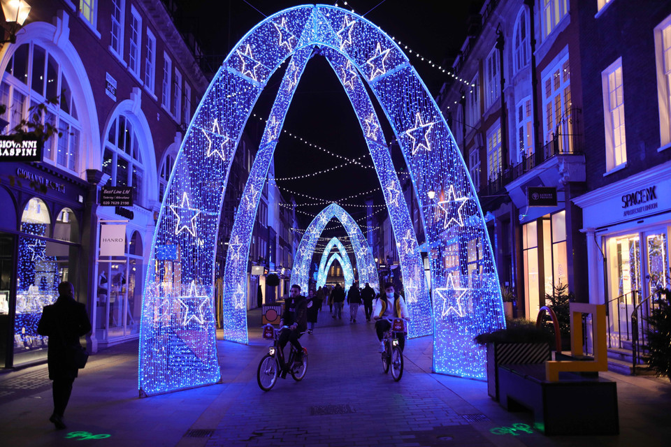 Đường phố tại London, Anh, được trang hoàng đón Giáng sinh, ngày 23/11/2020. (Ảnh: THX/TTXVN)