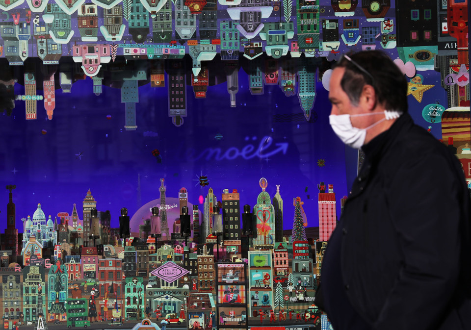 Đường phố tại Paris, Pháp, được trang hoàng rực rỡ đón Giáng sinh, ngày 22/11/2020. (Ảnh: THX/TTXVN)