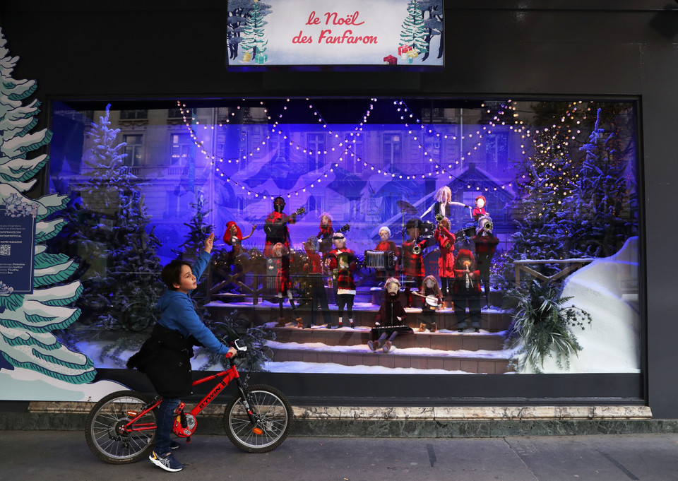 Cửa hàng tại Paris, Pháp, được trang hoàng rực rỡ đón Giáng sinh, ngày 22/11/2020. (Ảnh: THX/TTXVN)