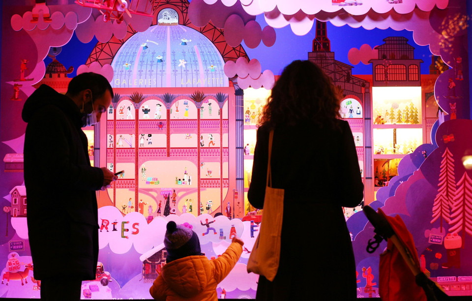 Cửa hàng tại Paris, Pháp, được trang hoàng rực rỡ đón Giáng sinh, ngày 22/11/2020. (Ảnh: THX/TTXVN)