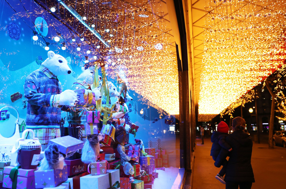 Cửa hàng tại Paris, Pháp, được trang hoàng rực rỡ đón Giáng sinh, ngày 22/11/2020. (Ảnh: THX/TTXVN)