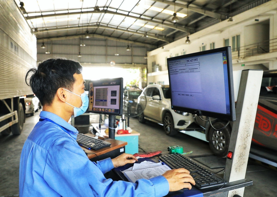 Theo tính toán Cục Đăng kiểm Việt Nam, mỗi dây chuyền kiểm định năng suất đạt khoảng 60 xe/ngày. (Ảnh: Tuấn Anh/TTXVN)