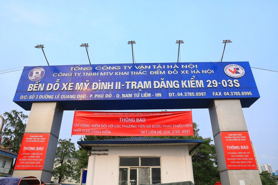 Thông báo tại Trung tâm đăng kiểm 29-03S đối với các phương tiện đến đăng kiểm.(Ảnh: Tuấn Anh/TTXVN)
