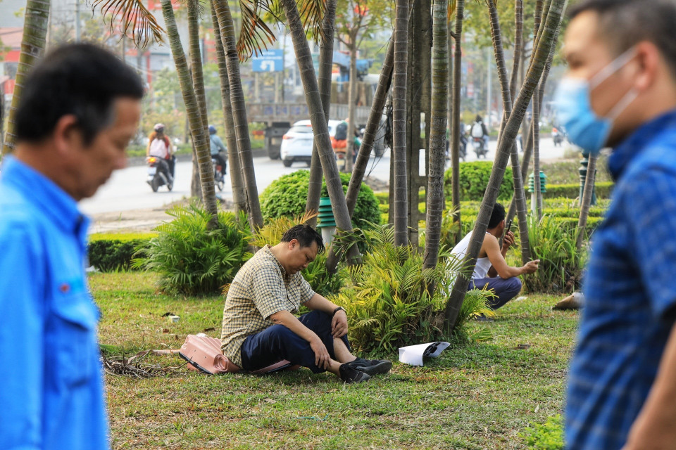 Các lái xe chờ đến lượt đăng kiểm tại Trung tâm đăng kiểm 29-08D. (Ảnh: Tuấn Anh/TTXVN)