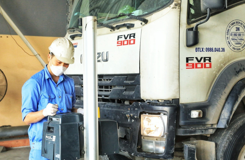 Kiểm tra độ chiếu sáng của phương tiện giao thông tại Trung tâm đăng kiểm 29-08D. (Ảnh: Tuấn Anh/TTXVN)