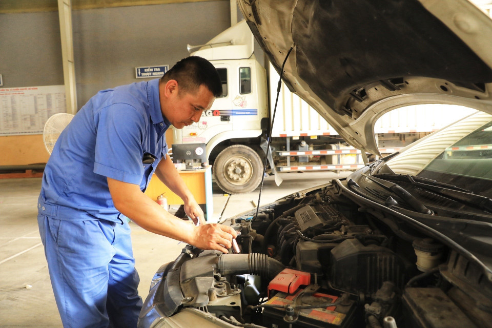 Cán bộ kiểm định Trung tâm đăng kiểm 29-08D kiểm tra các phương tiện đến đăng kiểm. (Ảnh: Tuấn Anh/TTXVN)