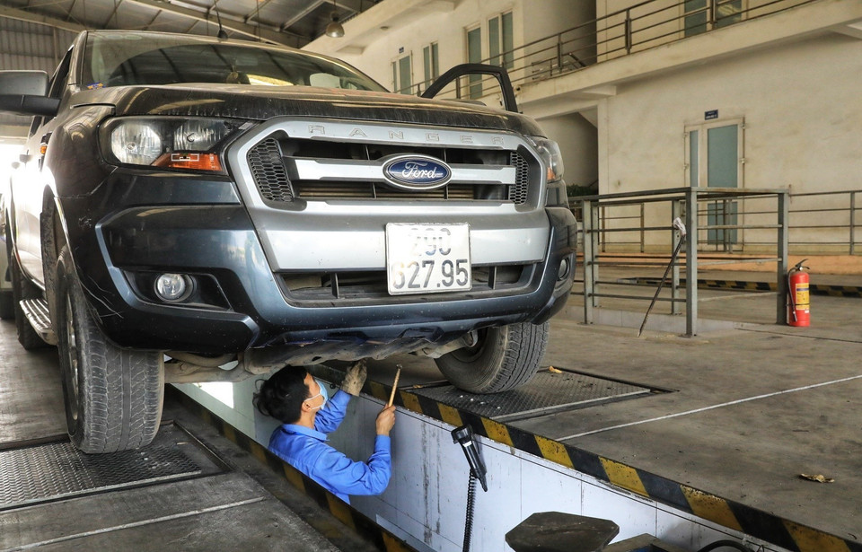 Trong khi đó, số xe đến hạn kiểm định trong tháng này tại Hà Nội là hơn 75.000 xe, chỉ đáp ứng được khoảng 40% nhu cầu của người dân. (Ảnh: Tuấn Anh/TTXVN)