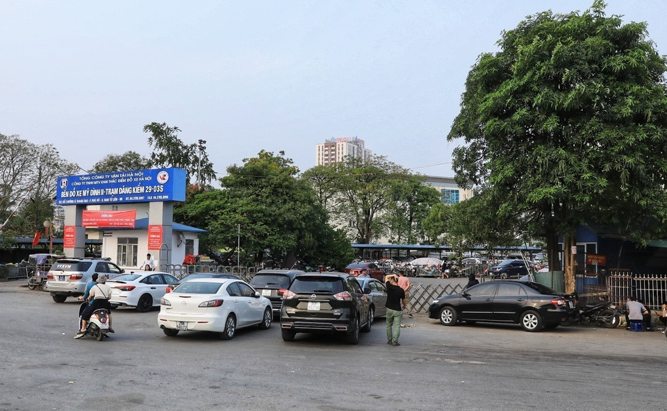 Các phương tiện đến đăng kiểm tại Trung tâm đăng kiểm 29-03S (Nam Từ Liêm). (Ảnh: Tuấn Anh/TTXVN)