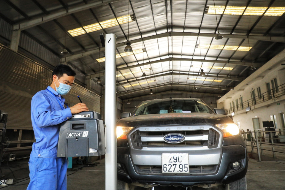 Theo tính toán Cục Đăng kiểm Việt Nam, mỗi dây chuyền kiểm định năng suất đạt khoảng 60 xe/ngày. (Ảnh: Tuấn Anh/TTXVN)