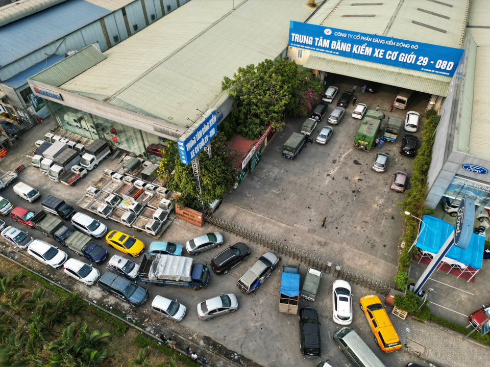 Như vậy, với số dây chuyền hiện có, Hà Nội chỉ kiểm định được hơn 1.000 xe/ngày và một tháng kiểm định được hơn 30.700 xe.(Ảnh: Tuấn Anh/TTXVN)
