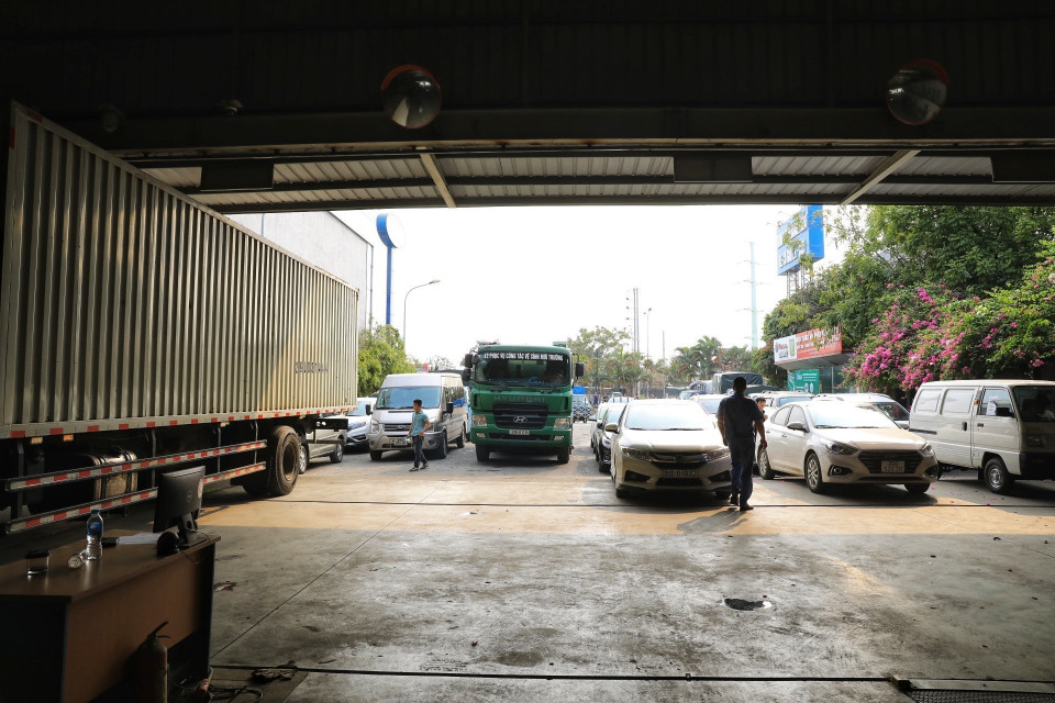 Các phương tiện xếp hàng chờ vào đăng kiểm tại Trung tâm đăng kiểm 29-08D. (Ảnh: Tuấn Anh/TTXVN)