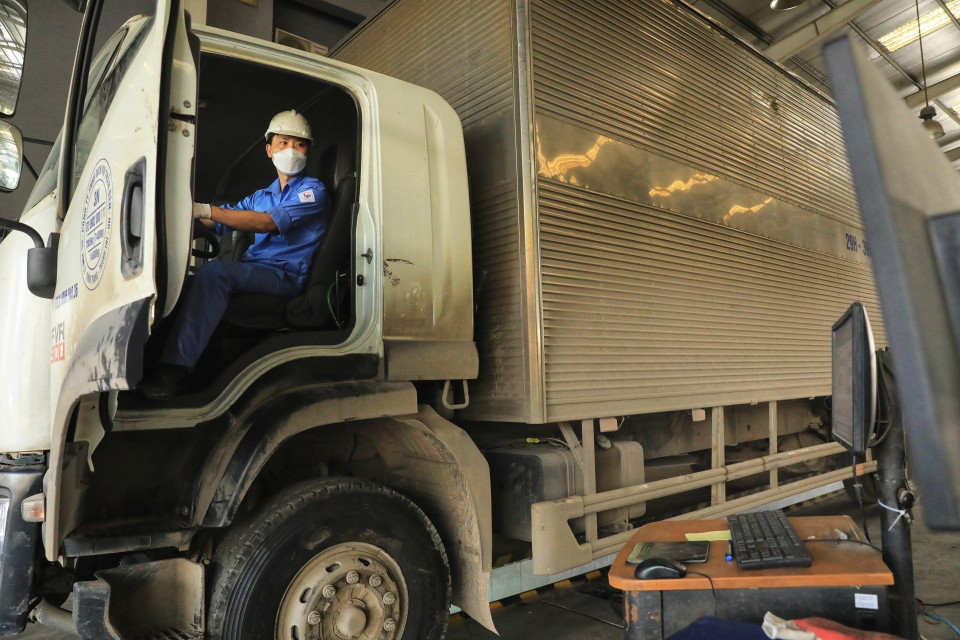 Cán bộ kiểm định Trung tâm đăng kiểm 29-08D kiểm tra các phương tiện đến đăng kiểm. (Ảnh: Tuấn Anh/TTXVN)