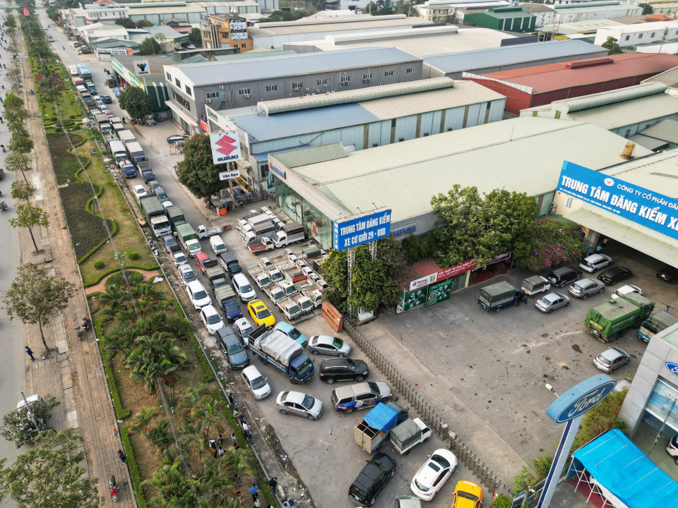 Các phương tiện xếp hàng vào đăng kiểm tại Trung tâm đăng kiểm 29-08D (Kim Chung, Hoài Đức). (Ảnh: Tuấn Anh/TTXVN)