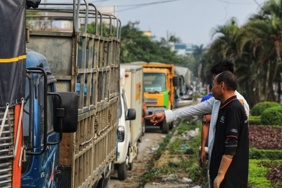 Cục Đăng kiểm Việt Nam tiếp tục khuyến cáo, người dân ở Hà Nội chủ động đưa xe sang các trung tâm đăng kiểm ở các tỉnh lân cận để thực hiện kiểm định xe, tránh phải chờ lâu, ùn tắc ở Hà Nội. (Ảnh: Tuấn Anh/TTXVN)