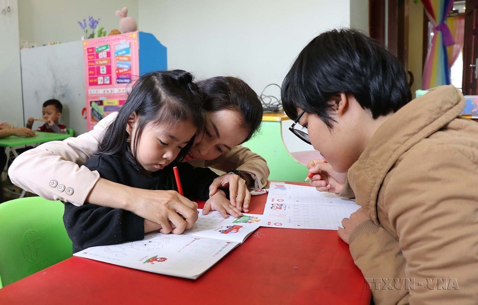 Với tấm lòng nhân hậu, năm 2016, cô Đỗ Thị Nhị (quê xã Phú Lâm, huyện Tiên Du, tỉnh Bắc Ninh) đã thành lập cơ sở mầm non chuyên biệt Bình Minh (phường Đồng Nguyên, thị xã Từ Sơn, tỉnh Bắc Ninh) chăm sóc và dìu dắt hàng trăm học sinh mắc bệnh tự kỷ, giúp các em sớm hòa nhập cộng đồng. (Ảnh: Thanh Thương/TTXVN)