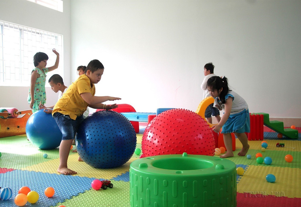 Trẻ tự kỷ tham gia các trò chơi tại Cơ sở giáo dục, phục hồi chức năng cho trẻ khuyết tật, trẻ tự kỷ ở xã Thanh Đức, huyện Long Hồ, tỉnh Vĩnh Long. (Ảnh: Lê Thúy Hằng/TTXVN)