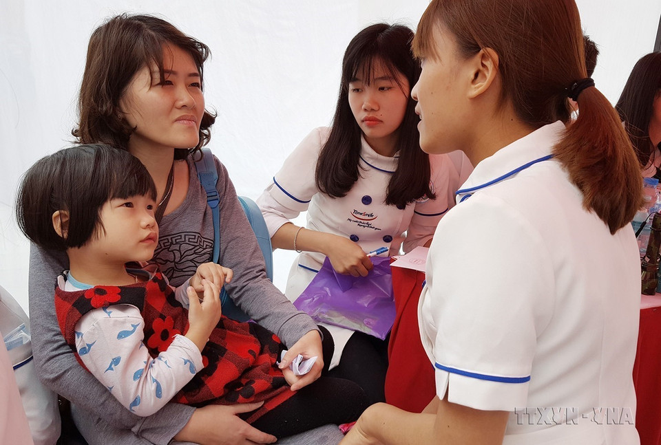 Khám, tư vấn sức khỏe cho trẻ tự kỷ trong Ngày hội Vòng tay yêu thương lần thứ ba, do Cung thiếu nhi Hà Nội tổ chức (2/4/2017). (Ảnh: Kim Anh/TTXVN)