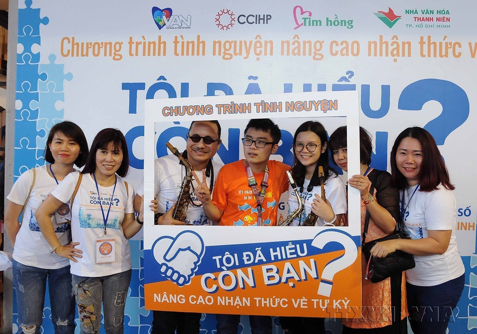 Các văn nghệ sỹ, thanh niên tình nguyện với trẻ em tự kỷ tại Chương trình tình nguyện Tôi đã hiểu-Còn bạn ở Thành phố Hồ Chí Minh (23/4/2017). (Ảnh: An Hiếu/TTXVN)