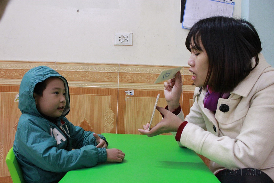 Dạy trẻ tự kỷ nhận thức, giao tiếp. (Ảnh: TTXVN)