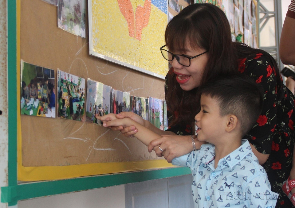 Trung tâm Hỗ trợ phát triển giáo dục hòa nhập trẻ tự kỷ Hoàng Đức (Đồng Nai) tổ chức nhiều hoạt động giao lưu giữa gia đình trẻ tự kỷ với những chuyên gia tâm lý học nhằm phổ biến những kiến thức về nhận biết trẻ tự kỷ, giúp cộng đồng nhận thức tốt hơn về hội chứng này. (Ảnh: Lê Xuân/TTXVN)