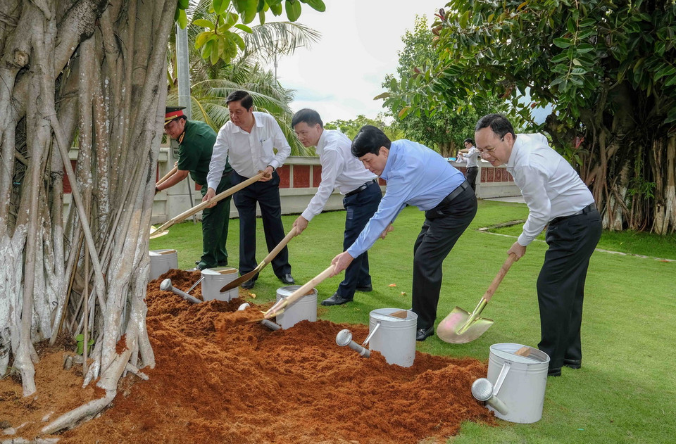 Ủy viên Bộ Chính trị, Thường trực Ban Bí thư Lương Cường và các đại biểu trồng cây lưu niệm trong khuôn viên Đền thờ các Vua Hùng thành phố Cần Thơ. (Ảnh: Thanh Liêm/TTXVN)