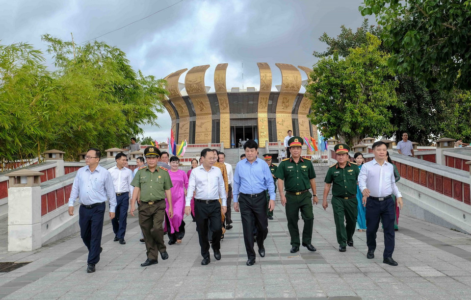 Ủy viên Bộ Chính trị, Thường trực Ban Bí thư Lương Cường đến dâng hương tại Đền thờ các Vua Hùng thành phố Cần Thơ. (Ảnh: Thanh Liêm/TTXVN)