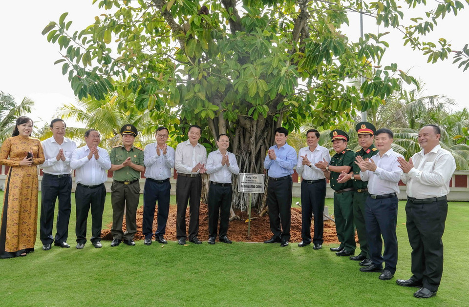 Ủy viên Bộ Chính trị, Thường trực Ban Bí thư Lương Cường trồng cây lưu niệm trong khuôn viên Đền thờ các Vua Hùng thành phố Cần Thơ. (Ảnh: Thanh Liêm/TTXVN)