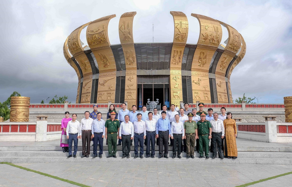 Ủy viên Bộ Chính trị, Thường trực Ban Bí thư Lương Cường chụp ảnh chung với lãnh đạo thành phố Cần Thơ và các đại biểu. (Ảnh: Thanh Liêm/TTXVN)