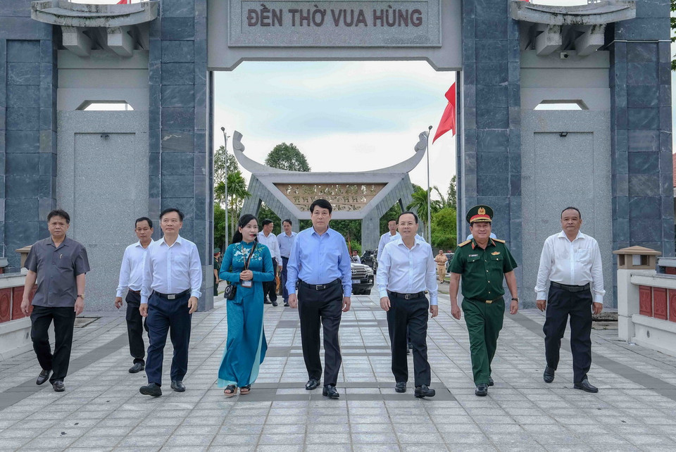 Ủy viên Bộ Chính trị, Thường trực Ban Bí thư Lương Cường đến dâng hương tại Đền thờ các Vua Hùng thành phố Cần Thơ. (Ảnh: Thanh Liêm/TTXVN)