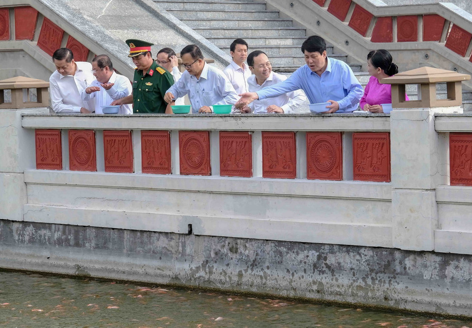 Ủy viên Bộ Chính trị, Thường trực Ban Bí thư Lương Cường cho cá ăn trong khuôn viên Đền thờ các Vua Hùng thành phố Cần Thơ. (Ảnh: Thanh Liêm/TTXVN)