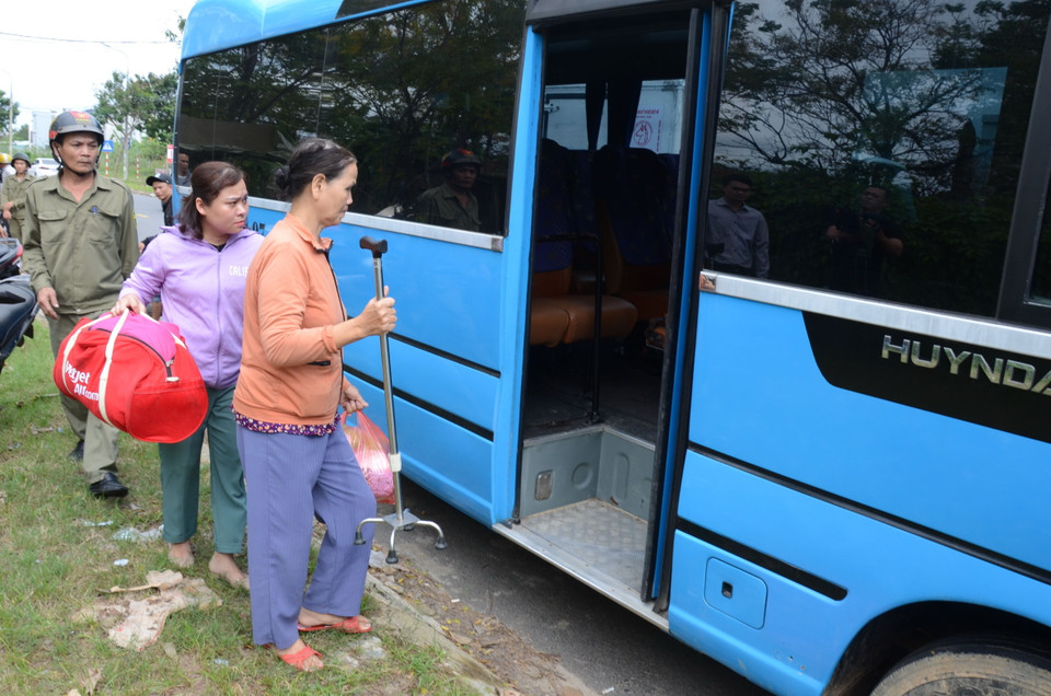 Những người dân bị ốm đau, bệnh tật, gặp khó khăn khi di chuyển được cơ quan chức năng hỗ trợ xe ôtô đưa đi tránh bão. (Ảnh: Quốc Dũng/TTXVN)