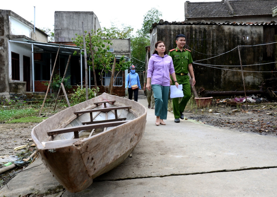 Tuy được tiến hành từ sáng, nhưng dự kiến công tác sơ tán người dân tại phường Hòa Xuân, quận Cẩm Lệ sẽ hoàn thành trước 17 giờ 30 phút, do phải chờ các công nhân tan ca đi làm về. (Ảnh: Quốc Dũng/TTXVN)