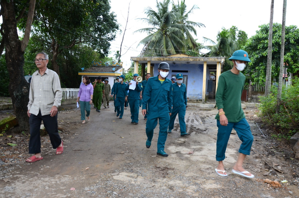 Lực lượng chức năng phường Hòa Xuân (quận Cẩm Lệ, thành phố Đà Nẵng) đi kêu gọi, vận động, kiểm tra tình hình di dời tránh bão số 9 tại các khu dân cư vùng trũng. (Ảnh: Quốc Dũng/TTXVN)