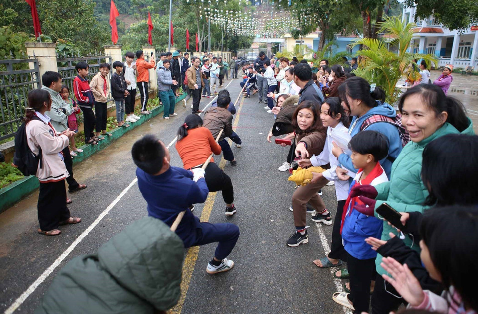 Thi đấu kéo co trong Tết cổ truyền của người dân tộc Si La. (Ảnh: Quý Trung/TTXVN)