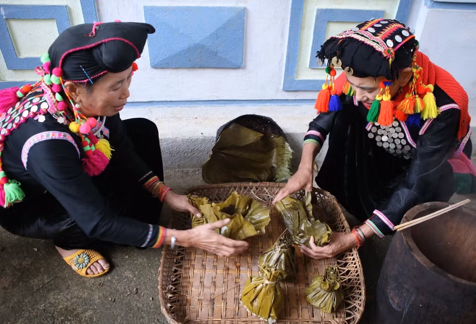 Phụ nữ dân tộc Si La chuẩn bị các lễ vật để cúng tổ tiên và thần linh. (Ảnh: Quý Trung/TTXVN)