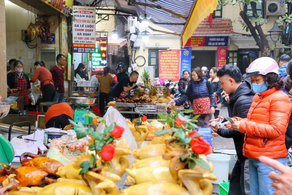 Còn 1 ngày nữa là đến tất niên, nhưng hôm nay 19/1/2023 (28 Tết) - ngày đi làm cuối cùng trước khi nghỉ Tết, không khí mua sắm chuẩn bị cho mâm cỗ đoàn tụ cuối năm và đồ lễ cúng Giao thừa theo phong tục truyền thống đã vô cùng sôi động tại các khu chợ ở Thủ đô. (Ảnh: Tuấn Đức/TTXVN)