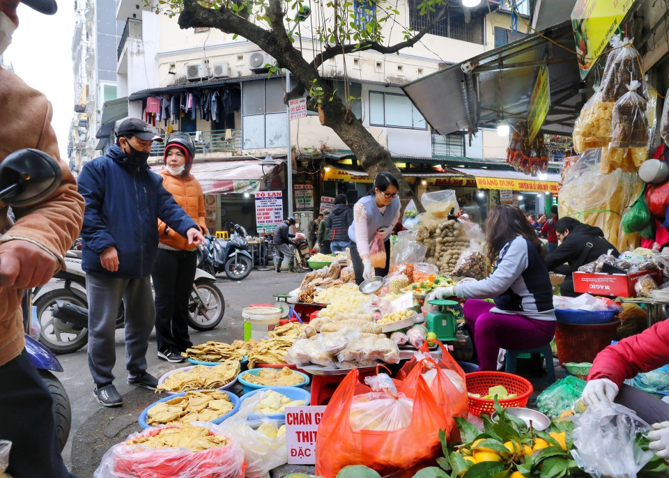 Người dân mua đồ cúng đêm Giao thừa. (Ảnh: Tuấn Đức/TTXVN)