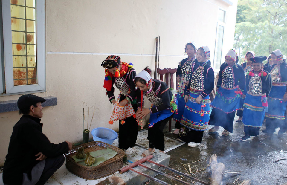 Các gia đình mang lễ vật đến nhà trưởng họ để cúng tổ tiên và thần linh trong dịp Tết. (Ảnh: Quý Trung/TTXVN)