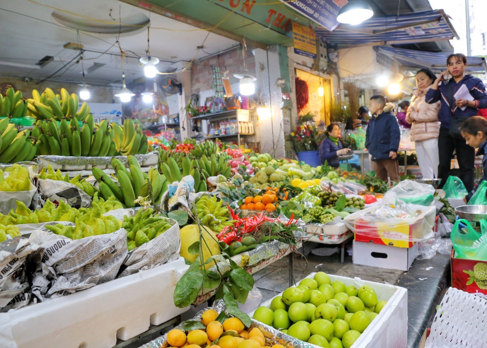 Đa dạng các mặt hàng hoa quả cho mâm lễ cúng đêm Giao thừa. (Ảnh: Tuấn Đức/TTXVN)