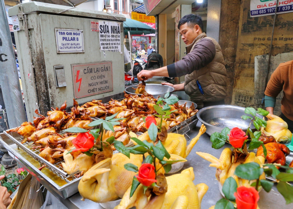 Đa dạng các loại gà cúng, từ luộc cho tới chiên, rán được bày bán ở các chợ. (Ảnh: Tuấn Đức/TTXVN)