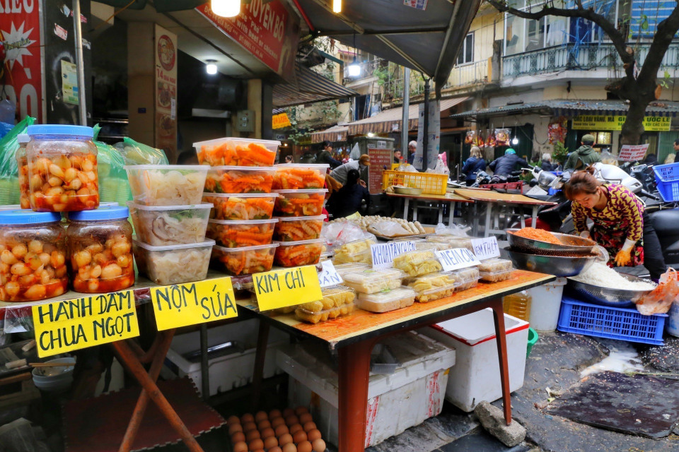 Các loại đồ ăn chế biến sẵn rất được người dân ưa chuộng. (Ảnh: Tuấn Đức/TTXVN)