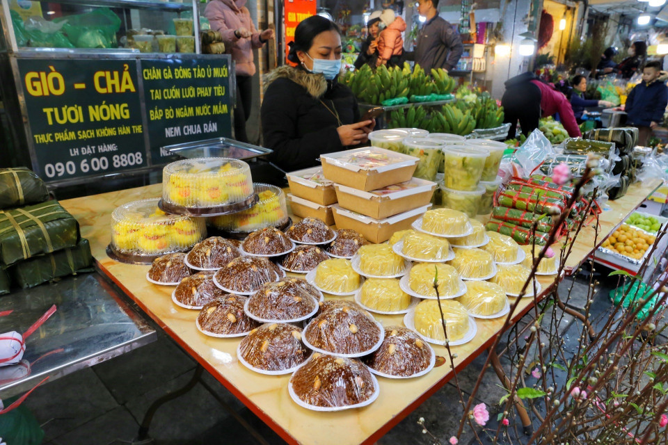 Xôi là mặt hàng không thể thiếu trên mâm cúng Giao thừa. (Ảnh: Tuấn Đức/TTXVN)