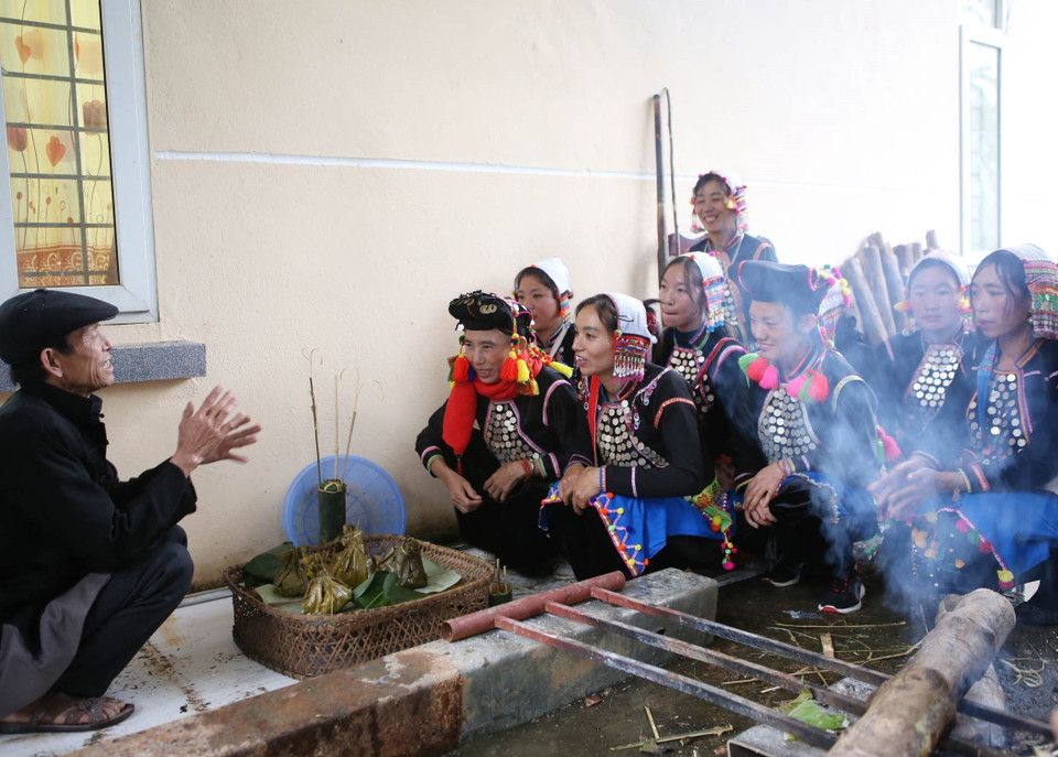 Thầy mo làm lễ cúng tổ tiên và thần linh. (Ảnh: Quý Trung/TTXVN)