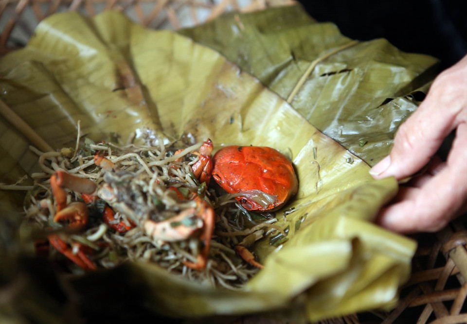 Đồ thờ cúng tổ tiên gồm có 2 con cua, 2 con sóc, 2 con cá, 2 chiếc bánh giầy (ba pa) được gói hấp chín. (Ảnh: Quý Trung/TTXVN)